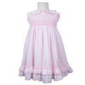 Smocked Girls kleiden sich mit Perlenstickerei